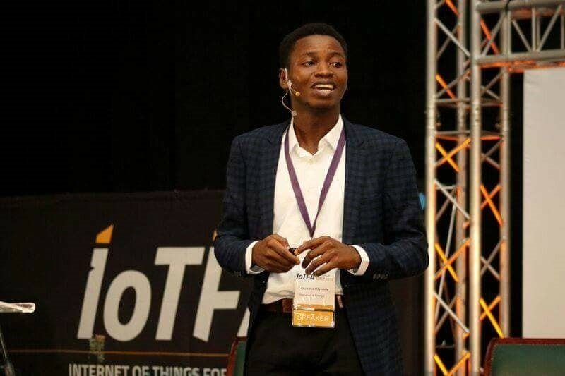 In just 3 days, Nigerian tech genius has built workstation that allows people to work outside on solar energy