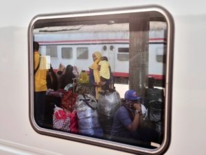 Hundreds of Sudanese refugees left Cairo (Egypt) for Khartoum on a free government ride