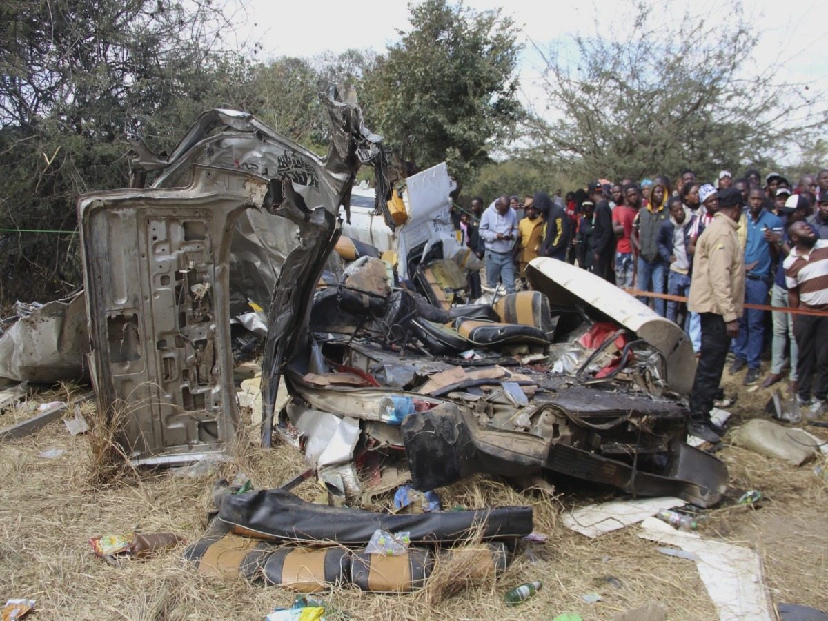 A truck collided with a minibus near Harare (Zimbabwe), killing 17 people
