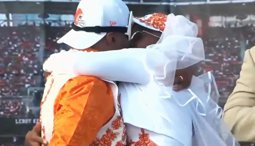 Full circle moment for Cleveland Browns fans who got married outside stadium after meeting at tailgate  