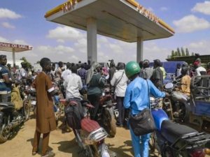 Mali suspends classes nationwide as a militant-enforced fuel blockade cripples transport, deepening the country’s worsening economic crisis.