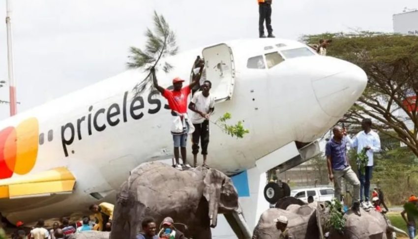 Flights at a Kenyan airport were delayed as dozens showed up to receive the body of Raila Odinga